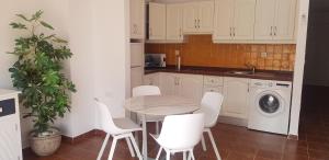 Kuchyňa alebo kuchynka v ubytovaní APARTAMENTO RIVAS, JUNTO a LA PLAYA TORRECILLA NERJA + 5 fotografií