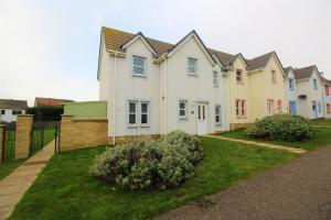 een rij huizen in een tuin bij Lovely Holiday Home In The East Neuk Of Fife in Anstruther