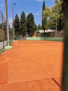 Tenis a/nebo squash v ubytování APARTMA VATOVEC nebo okolí