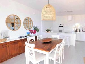Luxury Villa y Ocean View tesisinde mutfak veya mini mutfak