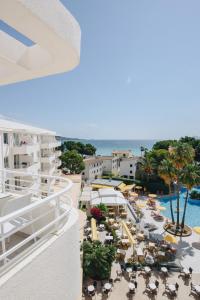 een uitzicht op het zwembad van een resort bij Hotel Ivory Playa Sports & Spa in Port d'Alcudia