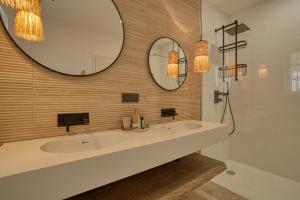 a bathroom with two sinks and a large mirror at Domaine des Chênes de la Galline in La Garde-Freinet +43 photos