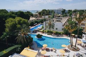 una vista aérea de una piscina con sombrillas en Hotel Ivory Playa Sports & Spa en Puerto de Alcúdia