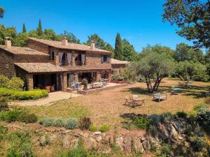 an image of a house with a yard at Domaine des Chênes de la Galline in La Garde-Freinet