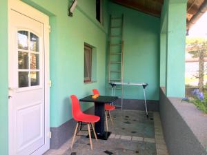 梅杜林Double room with bathroom, WiFi, airco, parking, washing machine, grill的一间设有两把椅子和一张桌子的房间,以及一扇门 更多13张照片