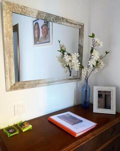 una mesa de madera con un espejo y un libro. en Tío Genaro, en Cumbres de San Bartolomé