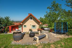 een achtertuin met een barbecue en een huis bij Bon Villa in Zalaszentgrót
