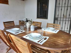 uma mesa de madeira com pratos e guardanapos em Villa Caterina em Mondello