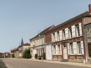 Hauteville的住宿－Gite les Zozios du lac du Der，街上一排旧砖砌的建筑