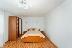 a bedroom with a bed and a ceiling fan at Bright and cozy home with personal terrace in Chişinău