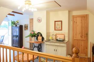 eine Küche mit einer Treppe und einem Tisch mit einer Theke in der Unterkunft Guest House Wiejska Sielanka in Brody