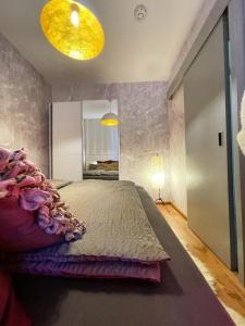 sypialnia z łóżkiem i 2 światłami na suficie w obiekcie Viktor Apartment w mieście Titisee-Neustadt