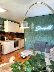 salon z kanapą i kuchnią w obiekcie Viktor Apartment w mieście Titisee-Neustadt