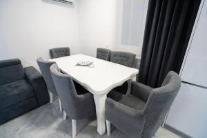 uma sala de jantar com uma mesa branca e cadeiras em The Princess em Novalja