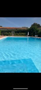 uma grande piscina com água azul em La Guarnigione em Valeggio sul Mincio
