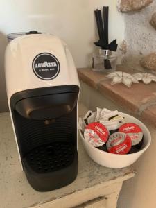 una cafetera sentada en un mostrador junto a un tazón en La Guarnigione, en Valeggio sul Mincio 5 fotos más