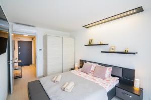A bed or beds in a room at Andante Panoráma Apartman