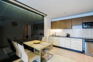 A kitchen or kitchenette at Andante Panoráma Apartman