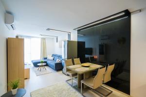 A television and/or entertainment centre at Andante Panoráma Apartman