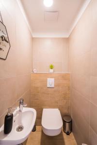 A bathroom at Andante Panoráma Apartman Még 17 kép