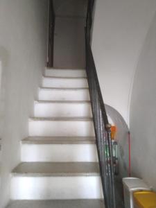 un conjunto de escaleras en un edificio en Sea view apartment 10 minute walk to the sea, en San Vito Chietino