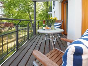 eine Terrasse mit einem Tisch und Stühlen auf dem Balkon in der Unterkunft Kaiservillen Heringsdorf - 1-Raum-Ferienwohnung mit Balkon D113 in Heringsdorf