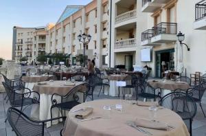 Ein Restaurant oder anderes Speiselokal in der Unterkunft Gran Paradiso Hotel Spa 