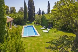 an aerial view of a yard with a swimming pool at Casale Teresa in Tarquinia