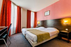 Cette chambre comprend un grand lit et des rideaux rouges. dans l'établissement Hotel Arc Paris Porte d'Orléans, à Montrouge