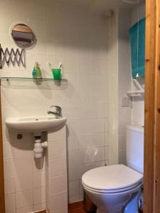 Bathroom sa Barn conversion in Zennor
