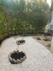 Un jardín fuera de Sunterra 2 bedroom apartment