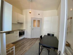 A kitchen or kitchenette at Stadtjuwel mit Pfänderblick