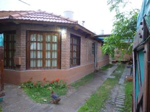 un pavo caminando delante de una casa en Casa en el Challao en Mendoza