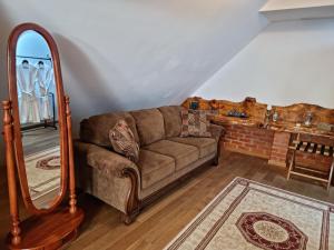 uma sala de estar com um sofá e um espelho em Cetatea Medievala em Sibiu