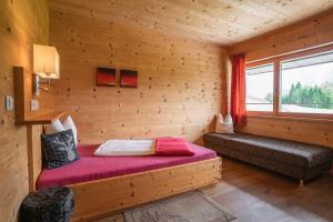 A bed or beds in a room at Zistelberghof