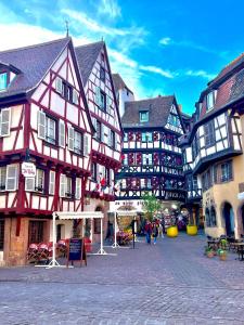 un gruppo di edifici in una strada di una città di Gite See You Soon - Studio Fun a Colmar