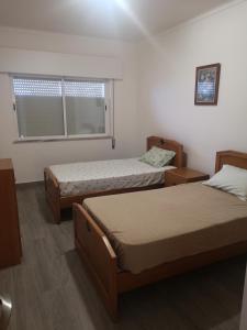 una camera con due letti e una finestra di Safira Vista Mar Apartment a Portimão
