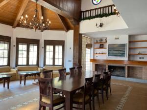 comedor con mesa, sillas y chimenea en VILLA BRISA DE LA ANTILLA, en La Antilla