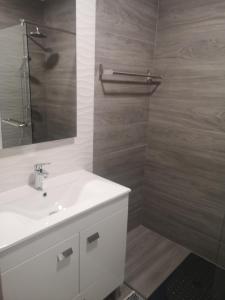 bagno con lavandino bianco e specchio di Safira Vista Mar Apartment a Portimão