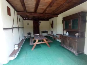 Zimmer mit einem Holztisch und einer Holzbank in der Unterkunft Gite du moulin in Gunsbach