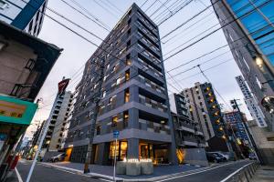 &HOTEL HAKATA في فوكوكا: مبنى طويل في وسط المدينة