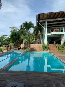 La alberca dentro o cerca de Bird Island Bungalows