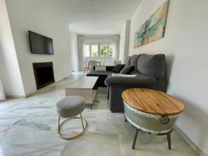 A seating area at Apartamentos Valparaiso II