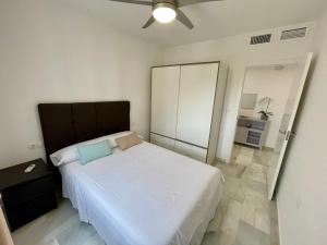 A bed or beds in a room at Apartamentos Valparaiso II