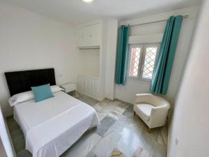 A bed or beds in a room at Apartamentos Valparaiso II