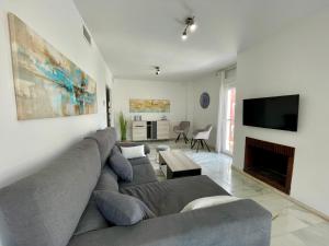A television and/or entertainment centre at Apartamentos Valparaiso II