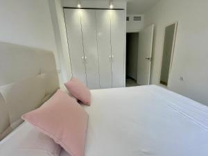 A bed or beds in a room at Apartamentos Valparaiso II