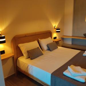 Un pat sau paturi într-o cameră la Pansion Nikos