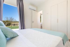 Postel nebo postele na pokoji v ubytování Villa Aloha Torre Pali + 27 fotografií