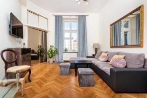 sala de estar con sofá y TV en Plac Nowy Apartments - The Heart of Jewish Quarter, en Cracovia